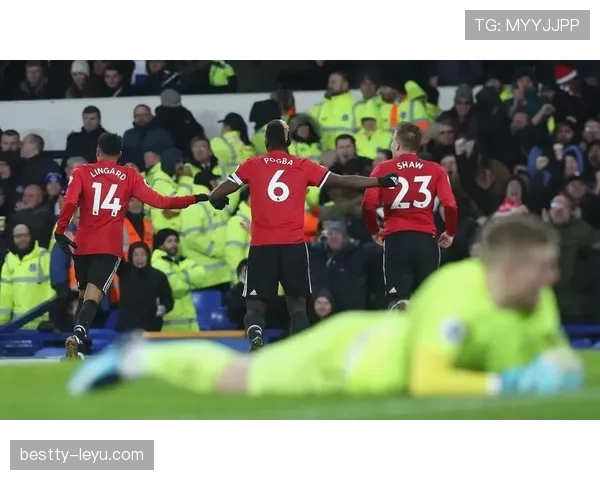 狼堡转会策略大调整，新帅掌舵开启重建新篇章