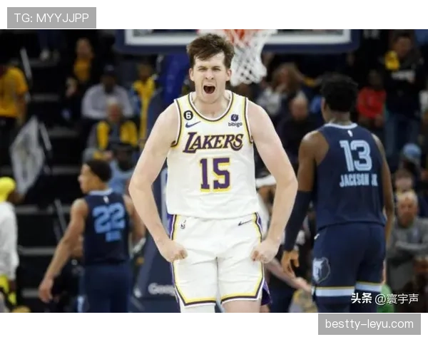 里夫斯无球跑动制造空位，湖人外线效率显著提升
