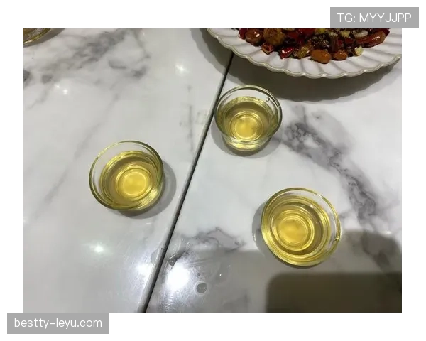 刷到蔡赟的日常：赛场上的硬汉回家秒变讲究小资，餐桌摆得跟米其林似的